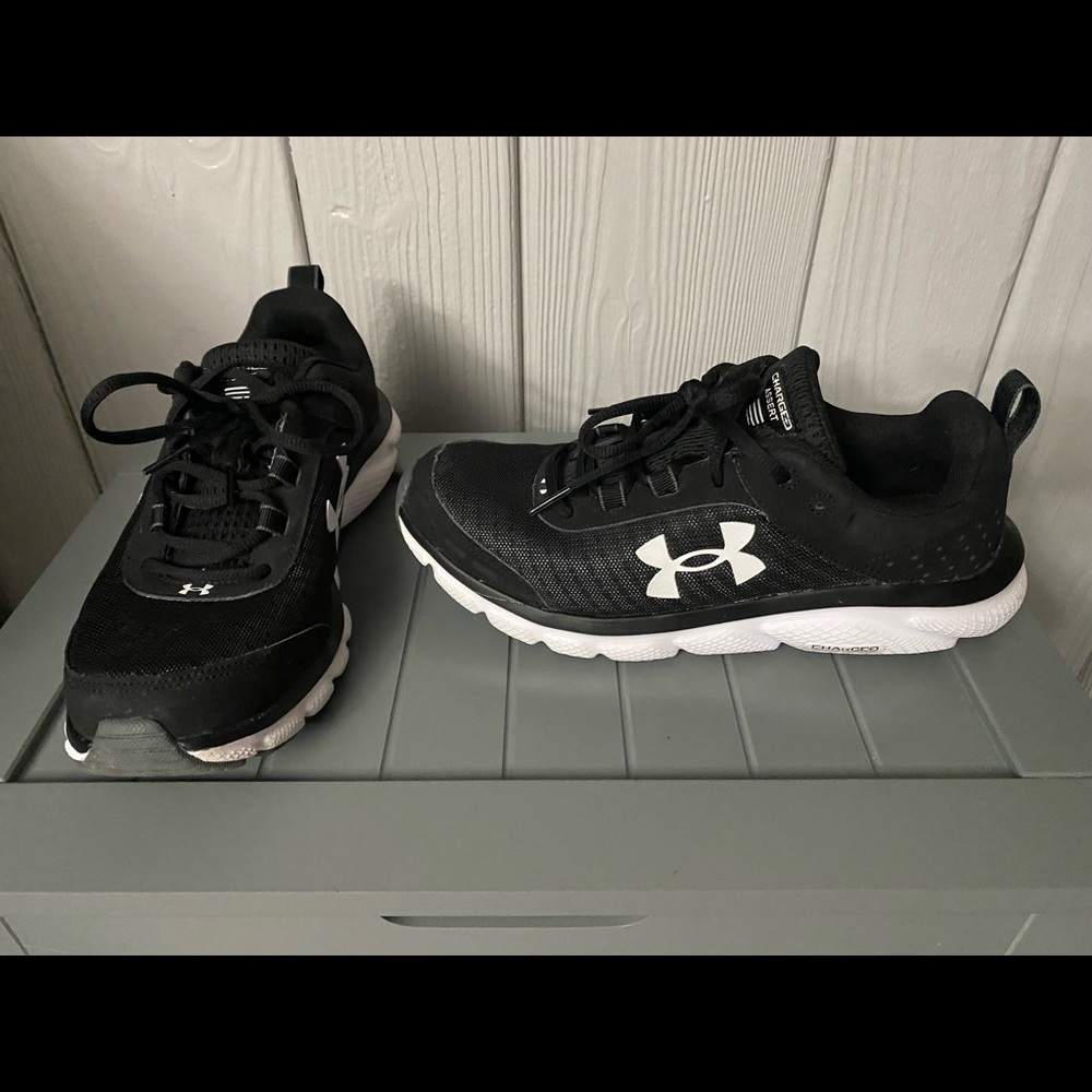 Women's Under Armour Charged Assist Running Shoes Size 9